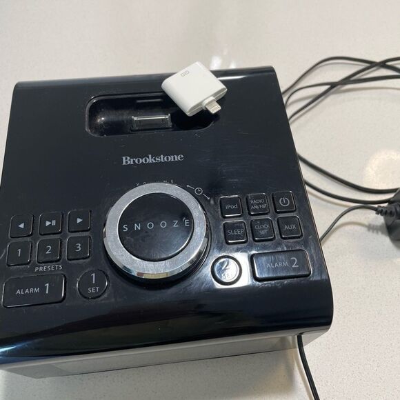 Brookstone AM/FM clock radio - Picture 2 of 6
